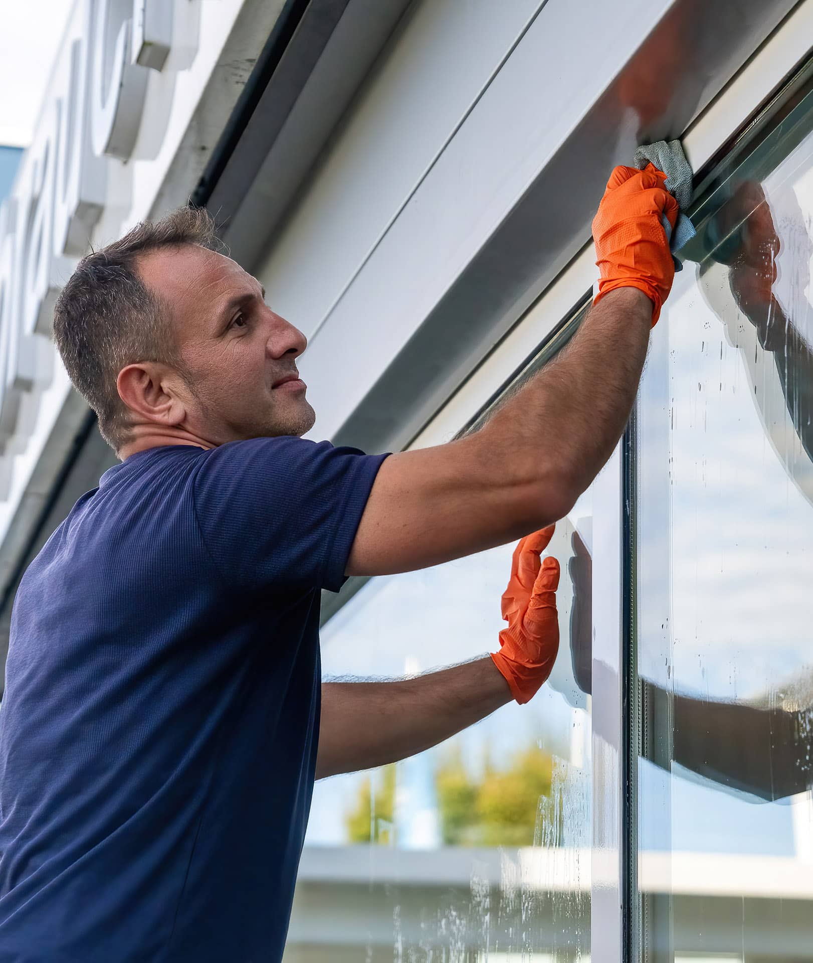 Reinigungspersonal putzt Dachflächenfenster